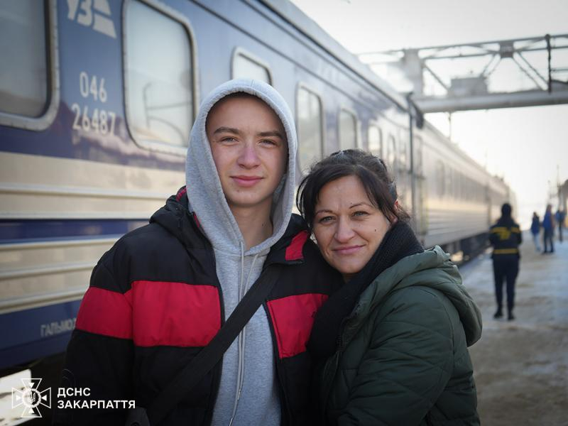 На Закарпаття прибули два евакуаційні потяги з Дніпропетровської області