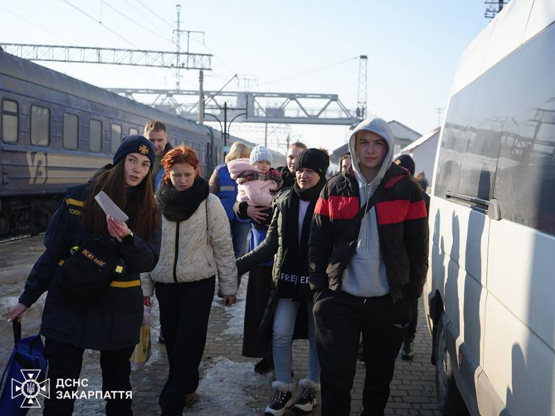 На Закарпаття прибули два евакуаційні потяги з Дніпропетровської області