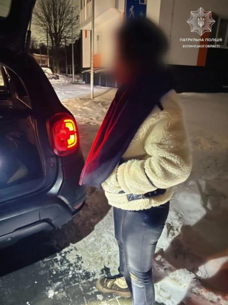 Порушувала комендантську та поводилася підозріло: у Луцьку на Рівненській в жінки знайшли наркотики. ФОТО