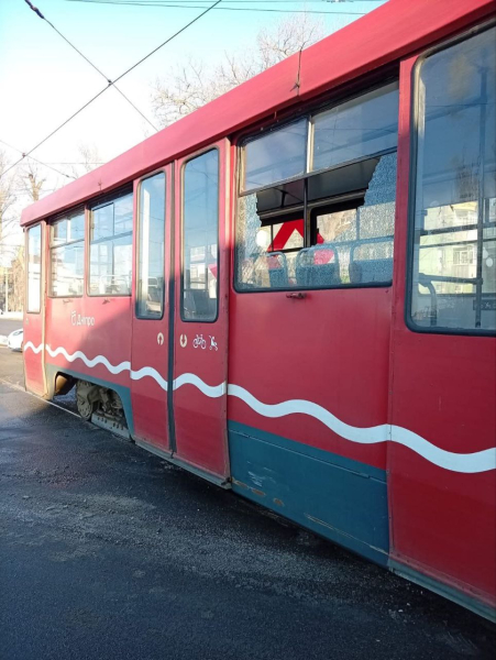 У Дніпрі розшукують вандалів, які розтрощили скло трамвая