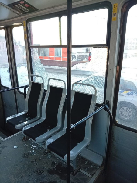 У Дніпрі розшукують вандалів, які розтрощили скло трамвая