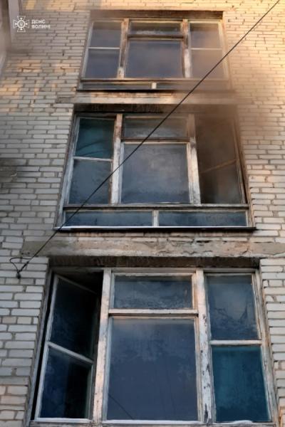 У Луцьку рятувальники евакуювали людину під час пожежі в квартирі