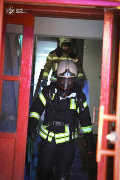 У Луцьку рятувальники евакуювали людину під час пожежі в квартирі