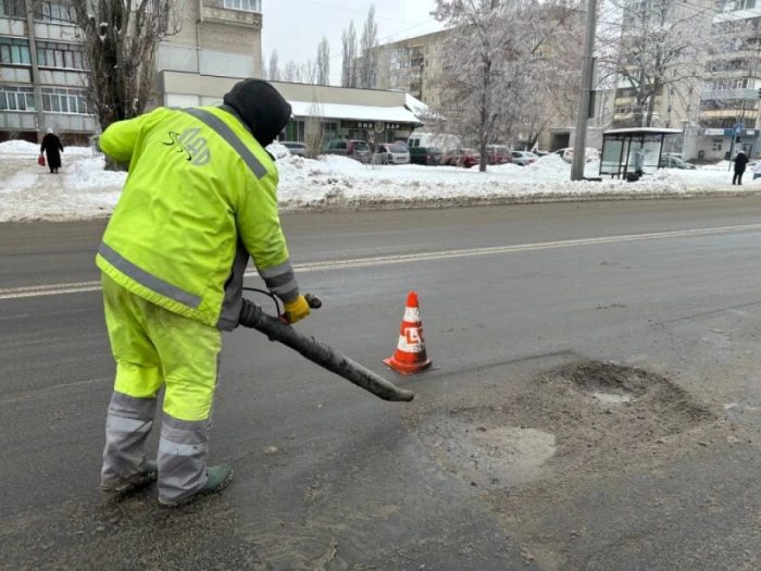 У Луцьку розпочали аварійний ямковий ремонт: на яких вулицях латають дороги. ФОТО