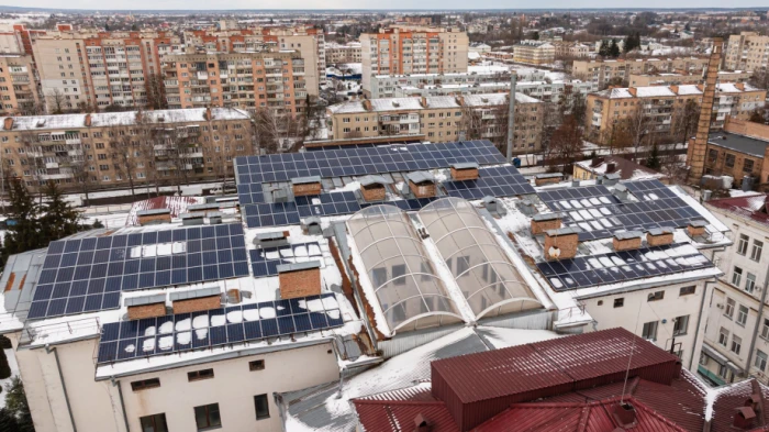 У Луцьку в обласній лікарні встановили 380 сонячних панелей