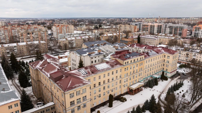 У Луцьку в обласній лікарні встановили 380 сонячних панелей