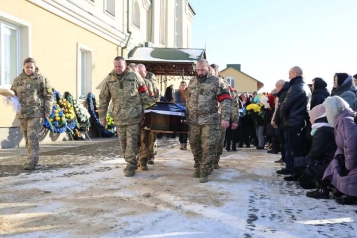 У Луцьку в останню дорогу провели захисника України Вадима Кравчука. ФОТО