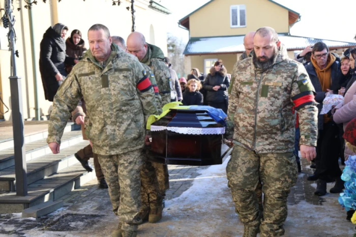 У Луцьку в останню дорогу провели захисника України Вадима Кравчука. ФОТО