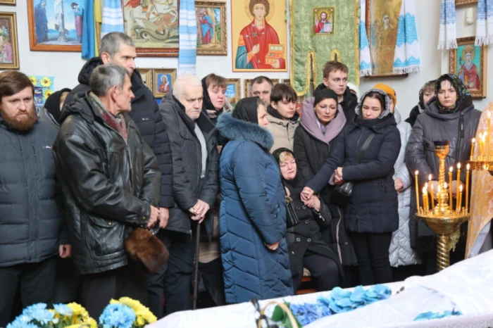 У Луцьку в останню дорогу провели захисника України Вадима Кравчука. ФОТО