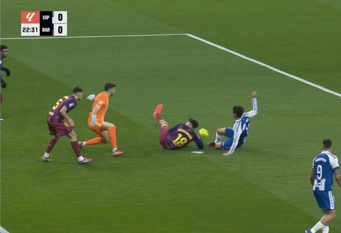 ВІДЕО. Поштовх у спину: кіпер Барселони буквально здійснив сейв захисником