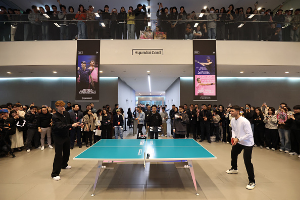 ВІДЕО. Сіннер та Алькарас зіграли у настільний теніс перед матчем в Інчхоні