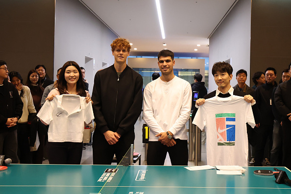 ВІДЕО. Сіннер та Алькарас зіграли у настільний теніс перед матчем в Інчхоні