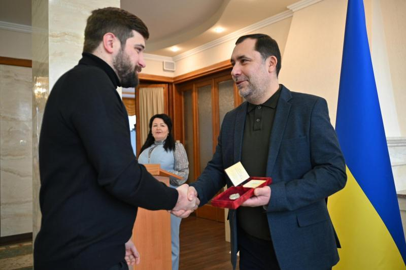 Визнання за талант і покликання: співак і лікар із Закарпаття отримали державні відзнаки