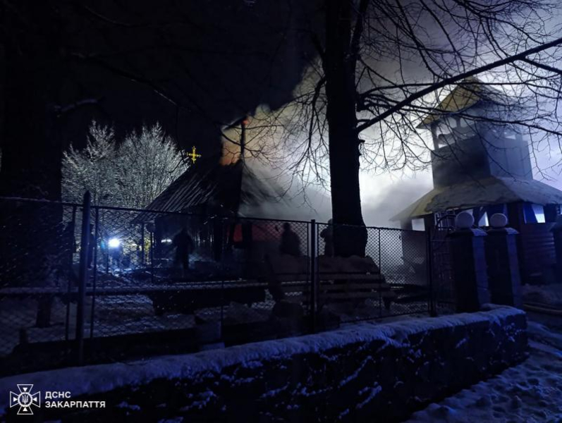 Вогнеборці запобігли знищенню пам&rsquo;ятки архітектури національного значення &mdash; дерев&rsquo;яної церкви в селі Івашковиця Хустського району