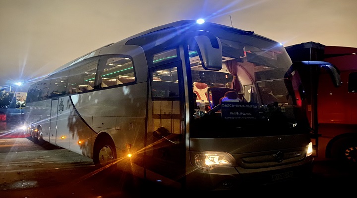З сучасних сюжетів: водій автобуса втік до Словаччини, залишивши пасажирів в салоні машини на кордоні