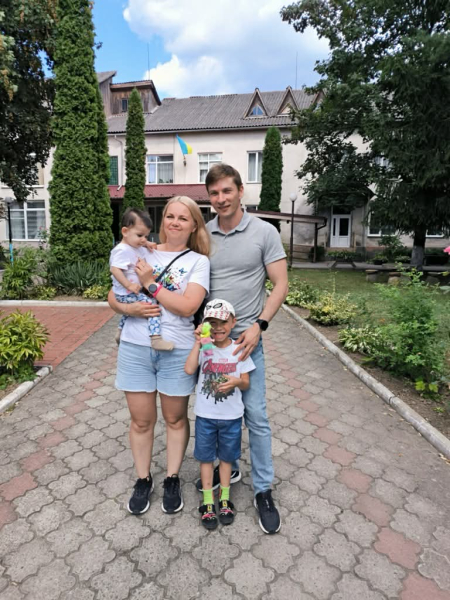 За два роки всиновили трьох дітей. Історія відомого закарпатського журналіста