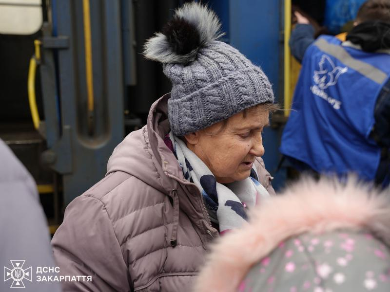 Закарпатські рятувальники зустріли евакуаційний потяг із Дніпропетровщини