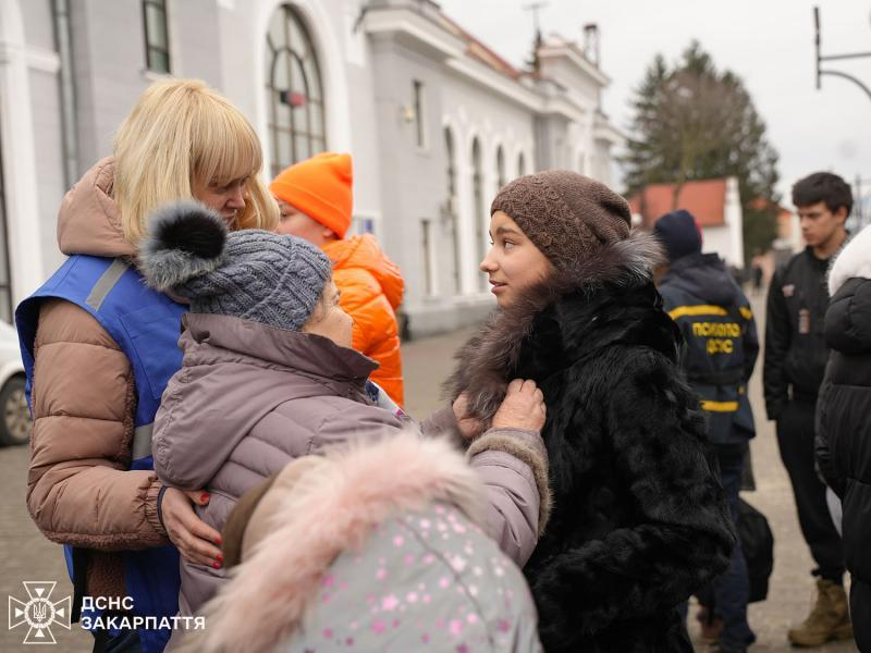 Закарпатські рятувальники зустріли евакуаційний потяг із Дніпропетровщини
