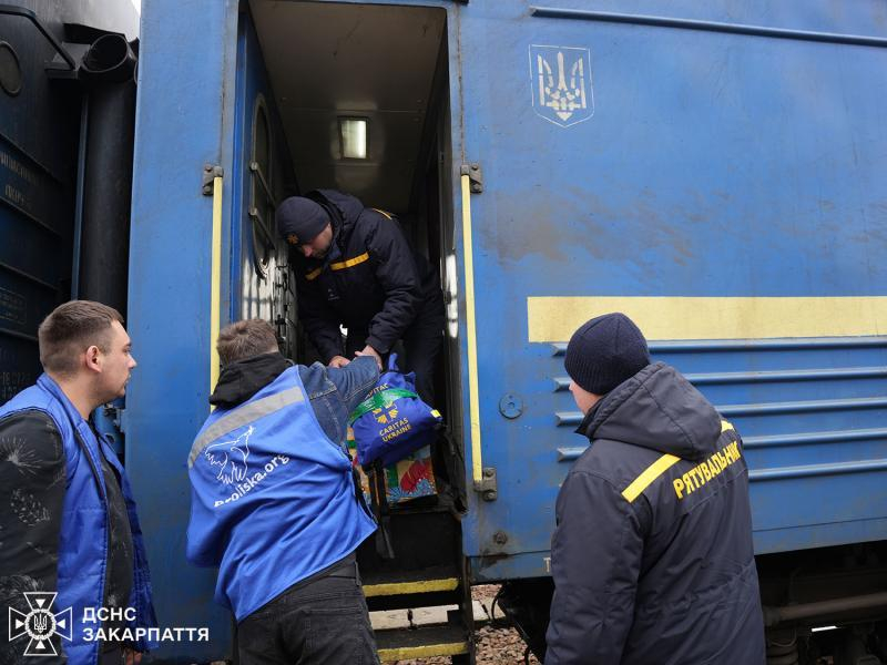 Закарпатські рятувальники зустріли евакуаційний потяг із Дніпропетровщини