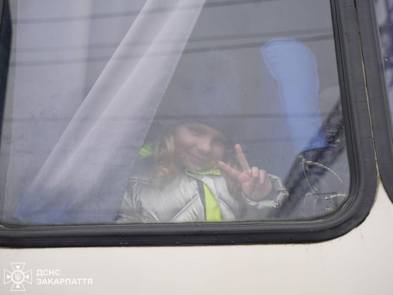 Закарпатські рятувальники зустріли евакуаційний потяг із Дніпропетровщини