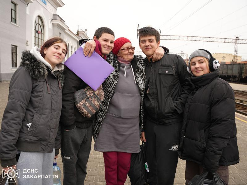 Закарпатські рятувальники зустріли евакуаційний потяг із Дніпропетровщини