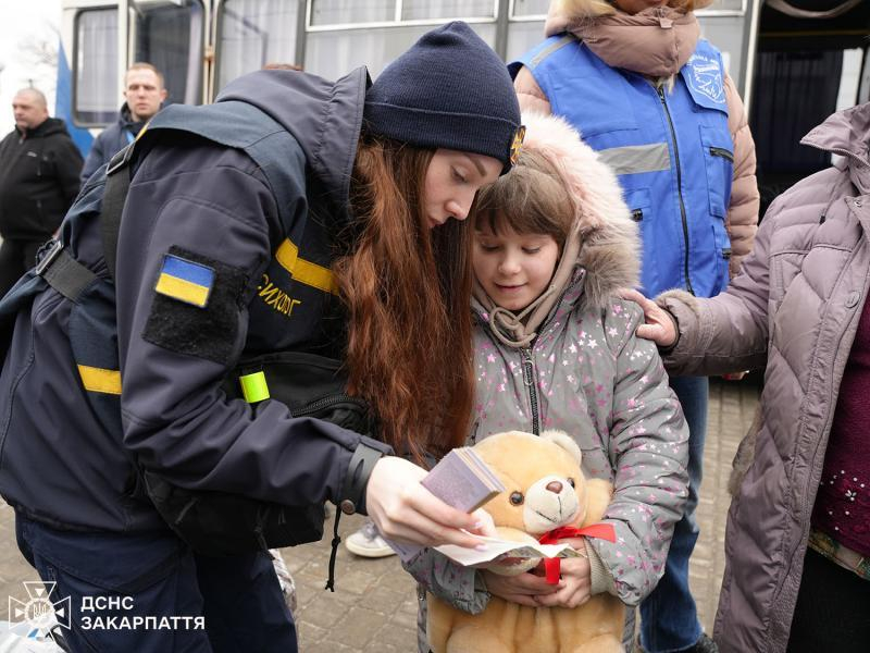 Закарпатські рятувальники зустріли евакуаційний потяг із Дніпропетровщини