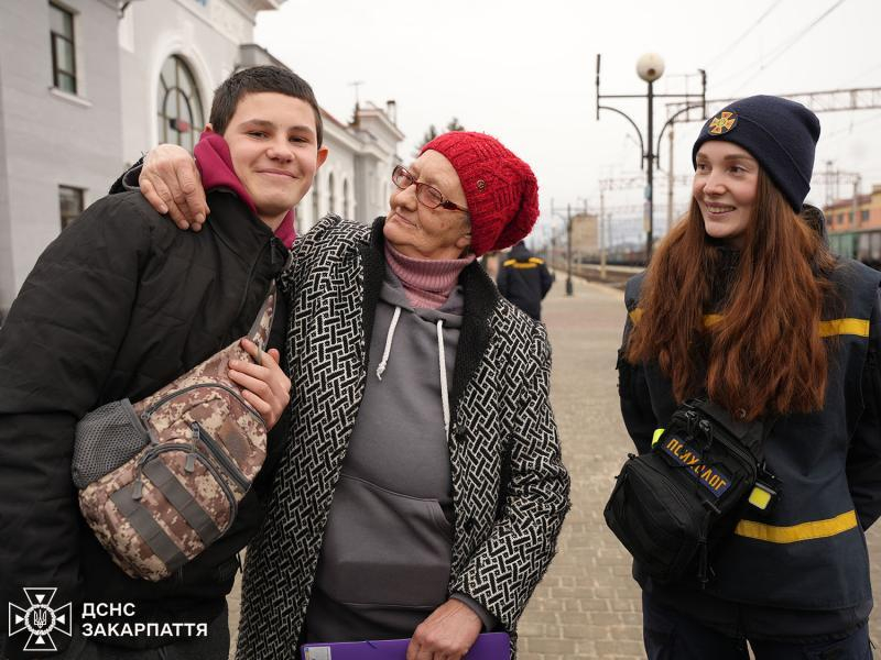 Закарпатські рятувальники зустріли евакуаційний потяг із Дніпропетровщини