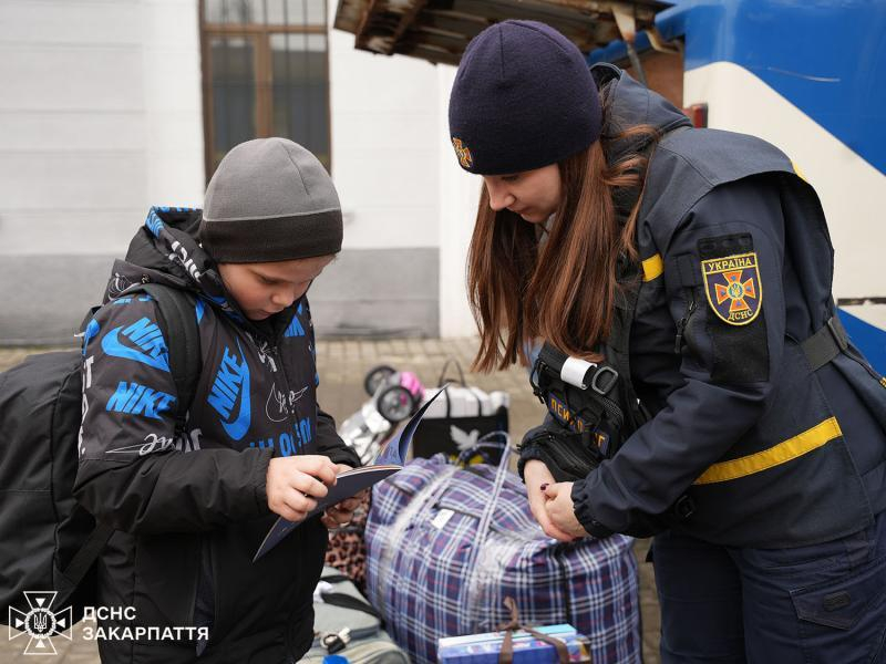 Закарпатські рятувальники зустріли евакуаційний потяг із Дніпропетровщини