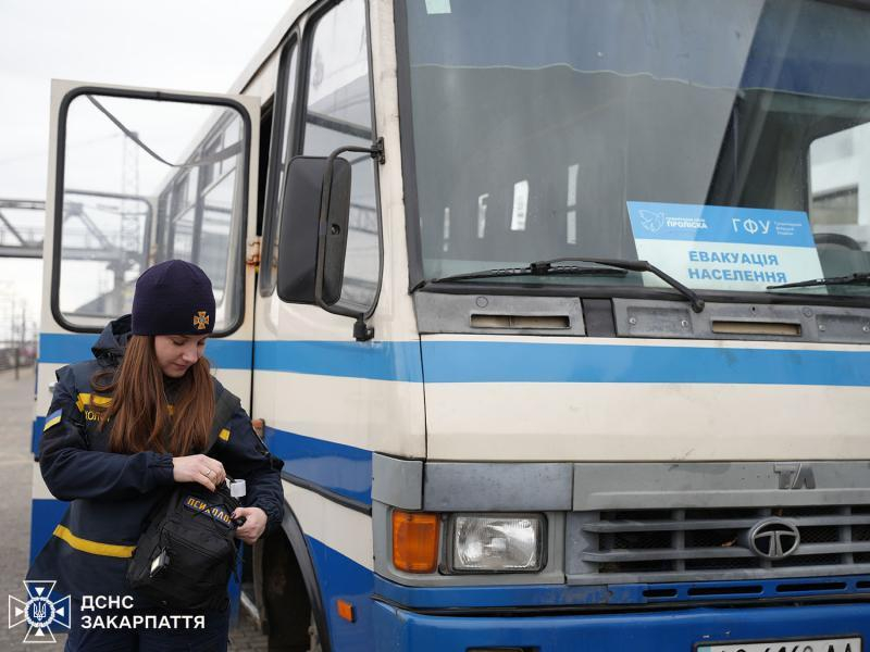 Закарпатські рятувальники зустріли евакуаційний потяг із Дніпропетровщини