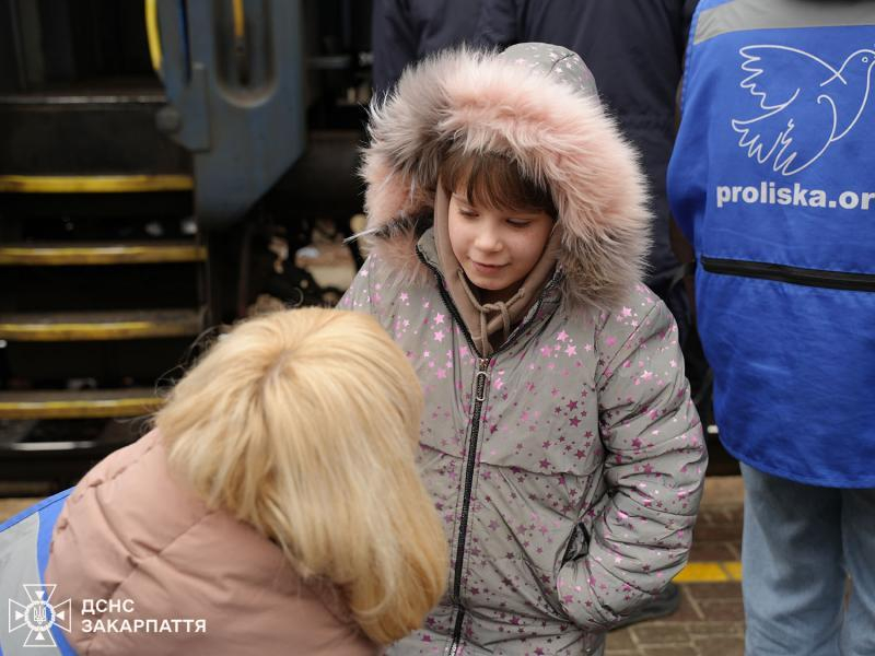 Закарпатські рятувальники зустріли евакуаційний потяг із Дніпропетровщини