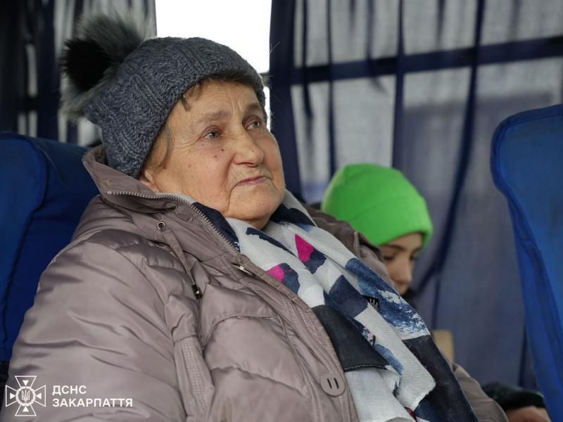 Закарпатські рятувальники зустріли евакуаційний потяг із Дніпропетровщини