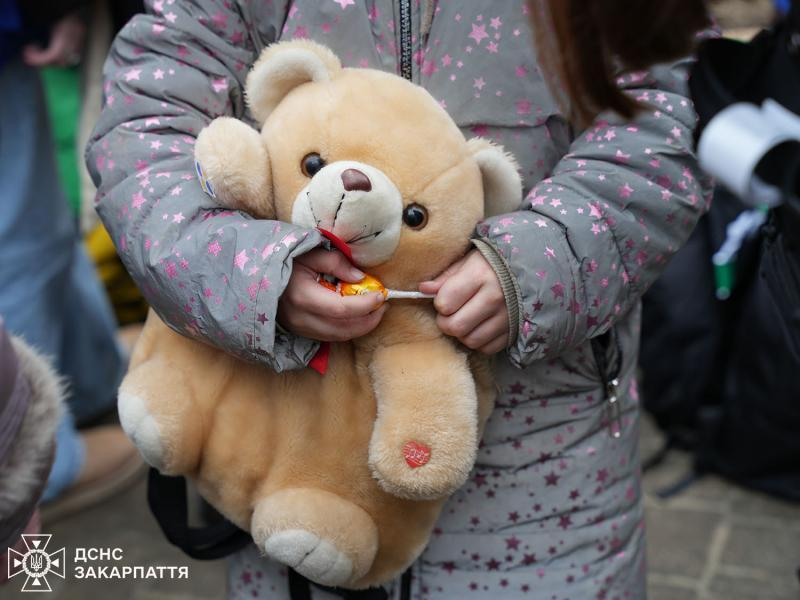 Закарпатські рятувальники зустріли евакуаційний потяг із Дніпропетровщини