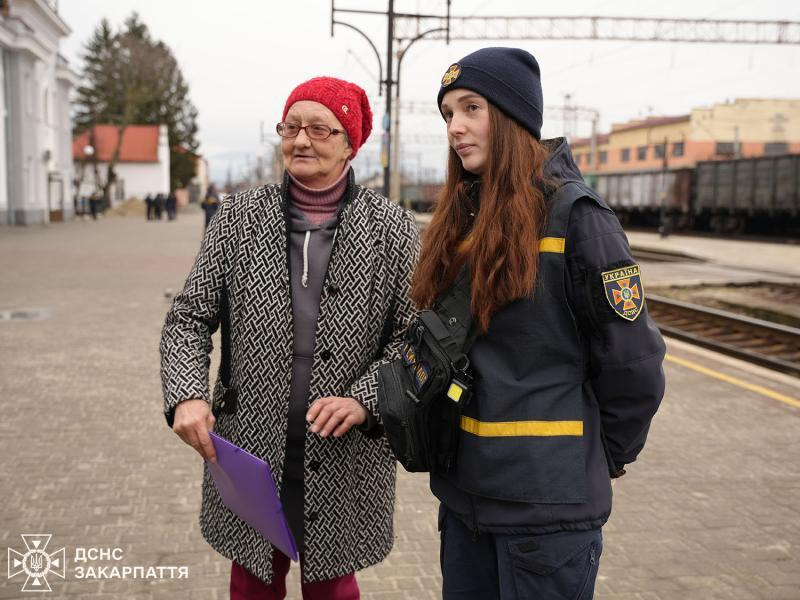 Закарпатські рятувальники зустріли евакуаційний потяг із Дніпропетровщини
