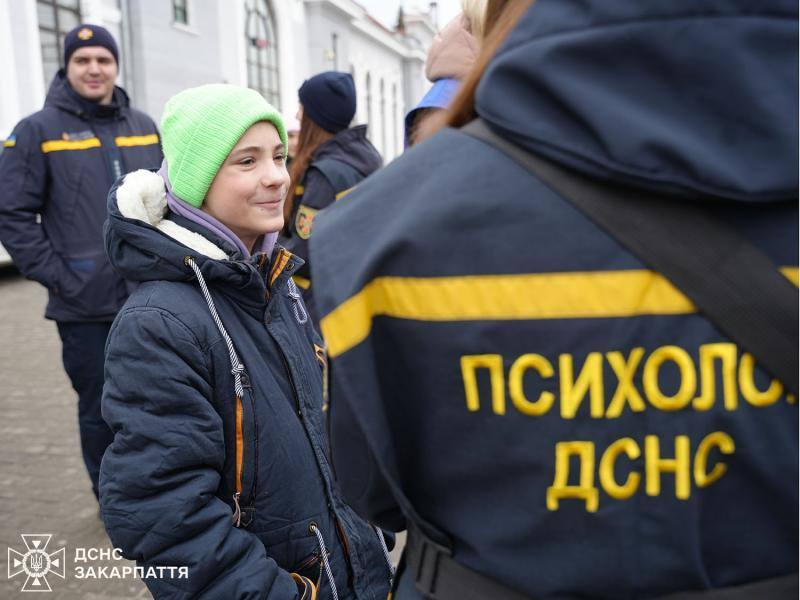 Закарпатські рятувальники зустріли евакуаційний потяг із Дніпропетровщини