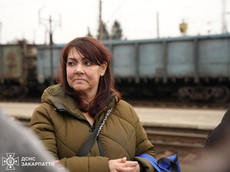 Закарпатські рятувальники зустріли евакуаційний потяг із Дніпропетровщини