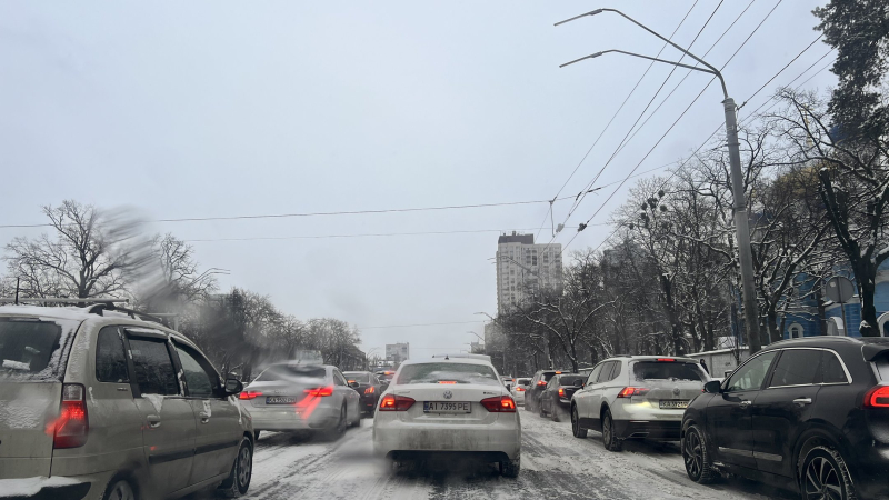 Київ скували затори: сніг, ожеледиця та перекриття доріг паралізували рух