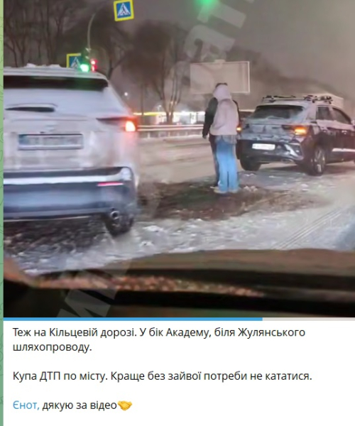 Київ засипає снігом. На дороги виїхала спецтехніка