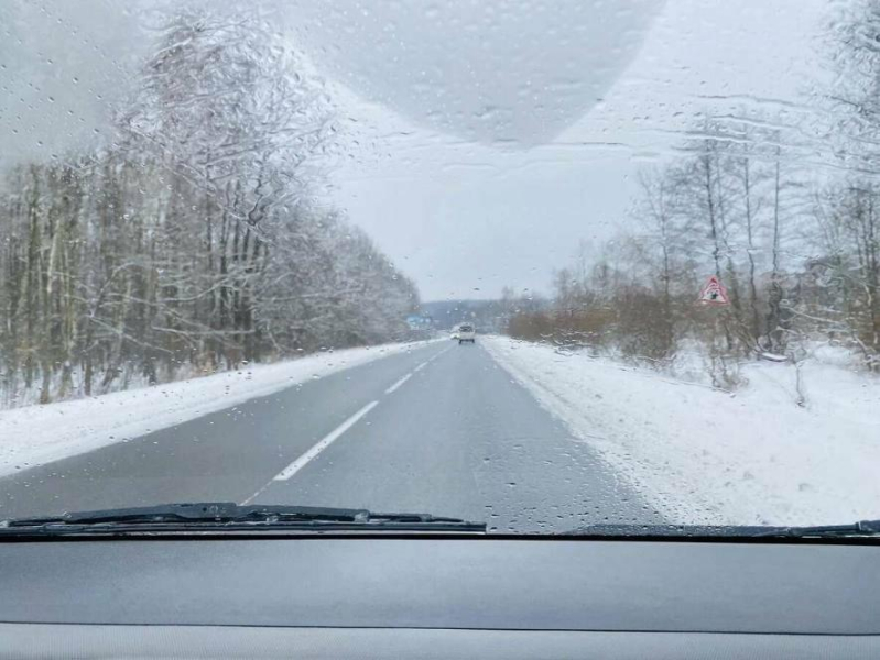 Через крижаний дощ дороги Прикарпаття перетворилися на ковзанку