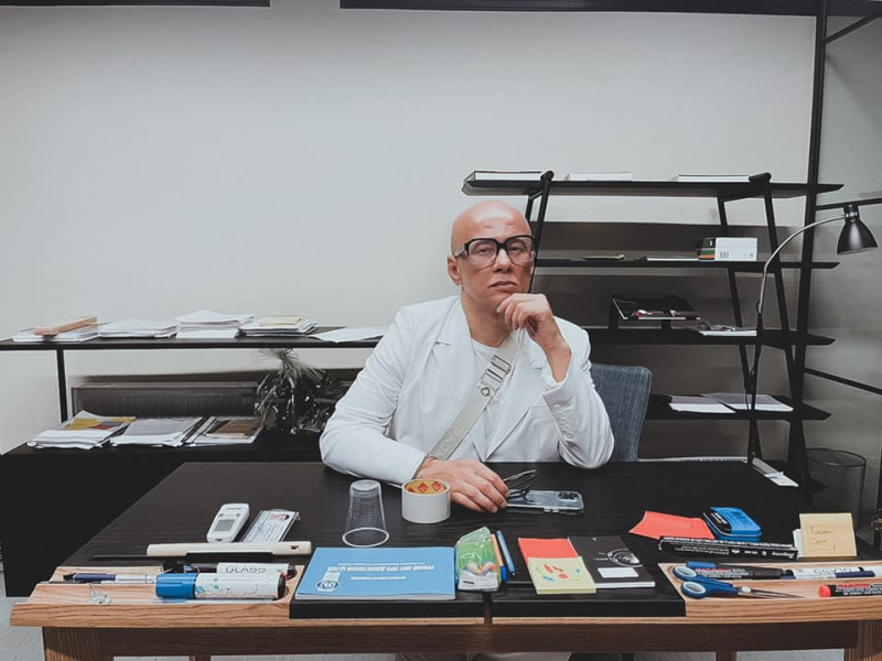 Російський дрон знищив квартиру легендарного українського телепродюсера