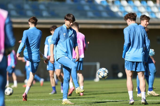 ФОТО. Динамо U-19 провело передматчеве тренування. Несподівані гості