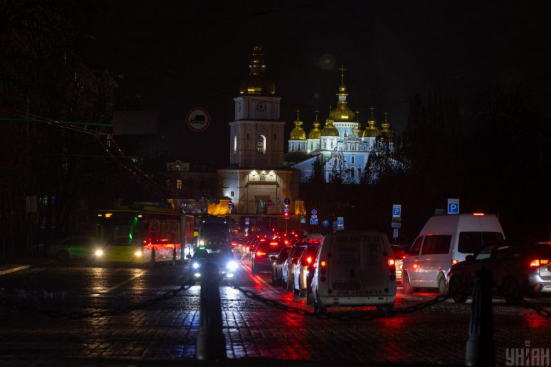 Графіки відключень світла на 6 лютого: коли не буде електроенергії у пʼятницю