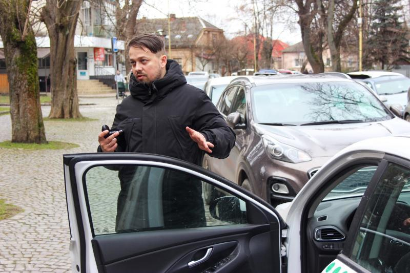 Інклюзивна мобільність: в Ужгороді обговорили доступність навчання водінню для людей з інвалідністю