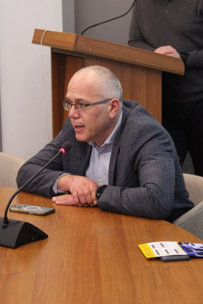Інклюзивна мобільність: в Ужгороді обговорили доступність навчання водінню для людей з інвалідністю