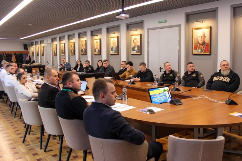 Інклюзивна мобільність: в Ужгороді обговорили доступність навчання водінню для людей з інвалідністю