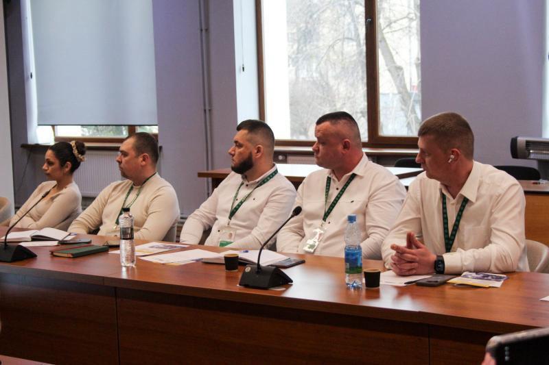 Інклюзивна мобільність: в Ужгороді обговорили доступність навчання водінню для людей з інвалідністю