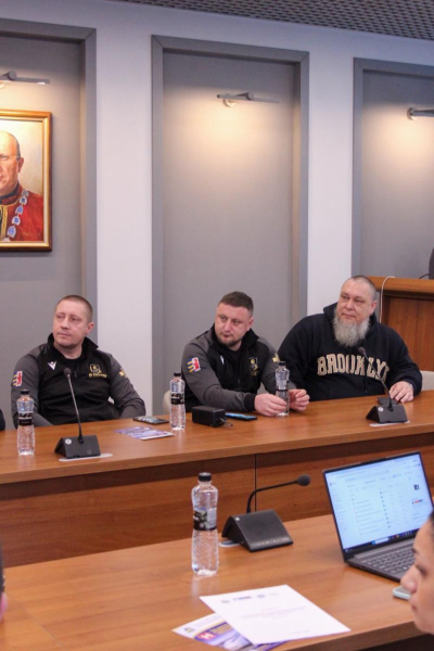 Інклюзивна мобільність: в Ужгороді обговорили доступність навчання водінню для людей з інвалідністю