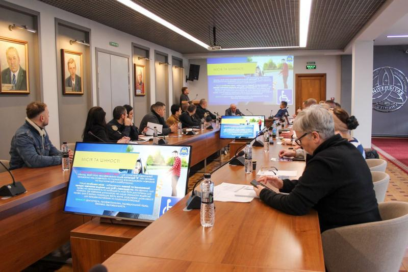 Інклюзивна мобільність: в Ужгороді обговорили доступність навчання водінню для людей з інвалідністю