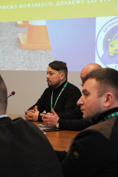 Інклюзивна мобільність: в Ужгороді обговорили доступність навчання водінню для людей з інвалідністю