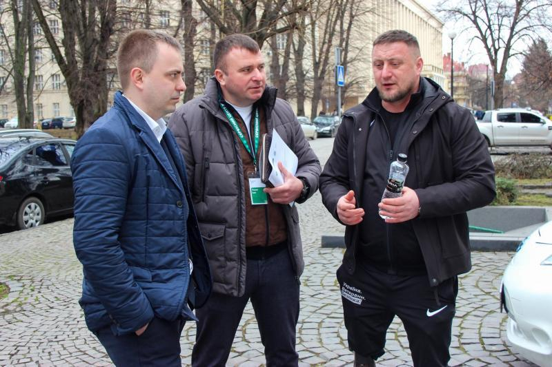 Інклюзивна мобільність: в Ужгороді обговорили доступність навчання водінню для людей з інвалідністю