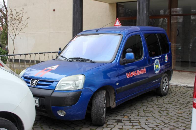 Інклюзивна мобільність: в Ужгороді обговорили доступність навчання водінню для людей з інвалідністю